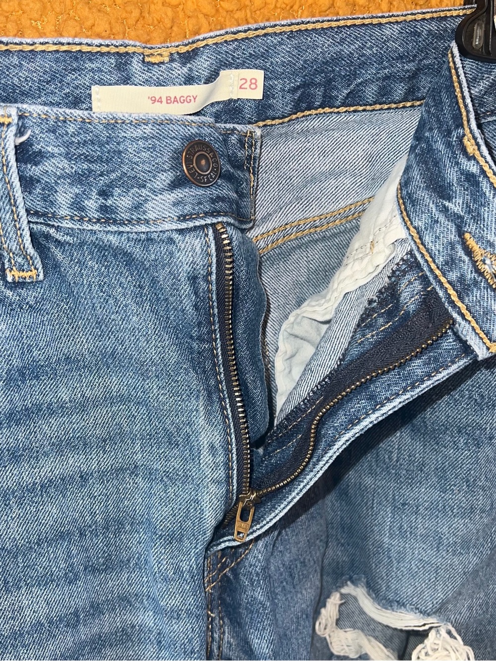 Levi’s Distressed ‘94 Baggy Jeans in Medium Blue Denim - Picture 5 of 8